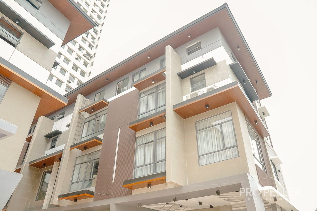 Tomas Morato Avenue, Quezon City – 4-Storey Townhouse with Pool (Ready for Occupancy)
